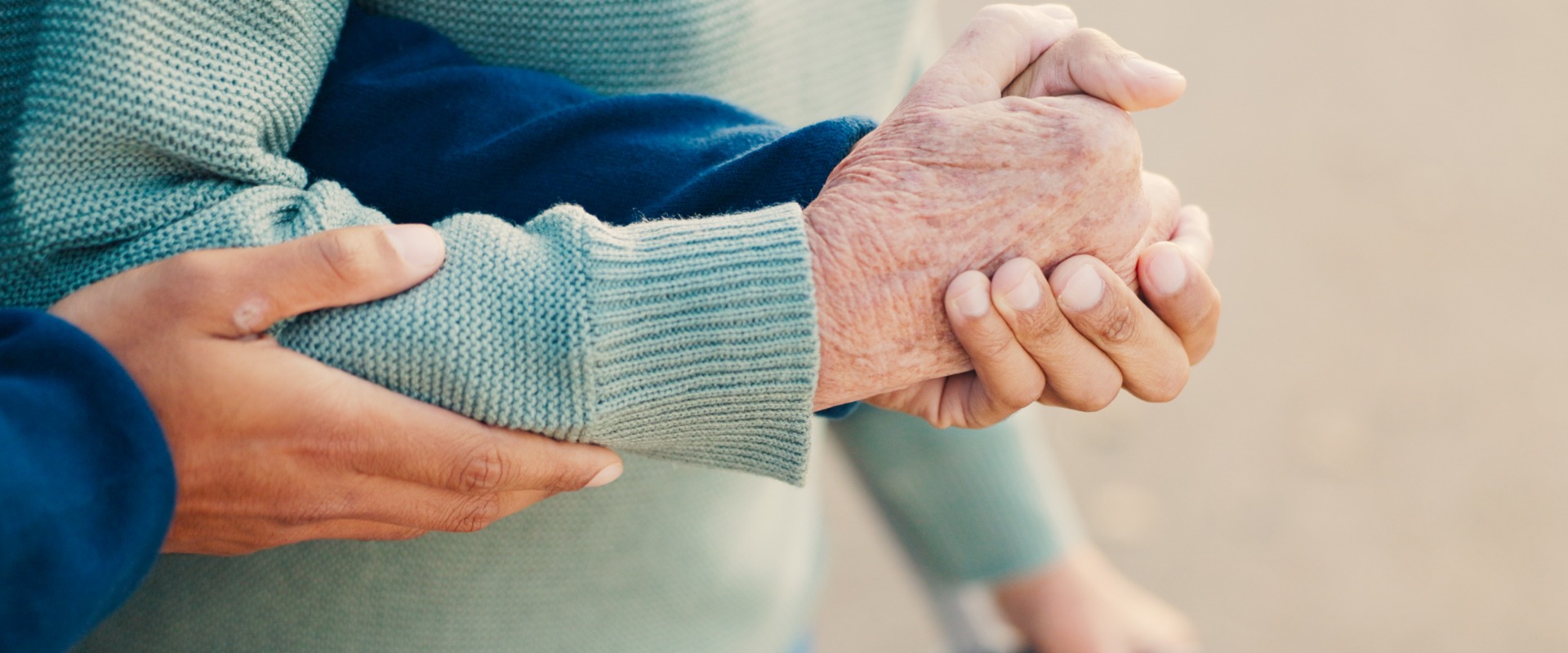 Park, Spaziergang und Hände des Pflegers mit älterer Person für betreutes Wohnen, Unterstützung und Pflege in der Natur. Ruhestand, Hilfe und alter Patient mit Behinderung im Freien für Wellness, Gesundheit und Erholung