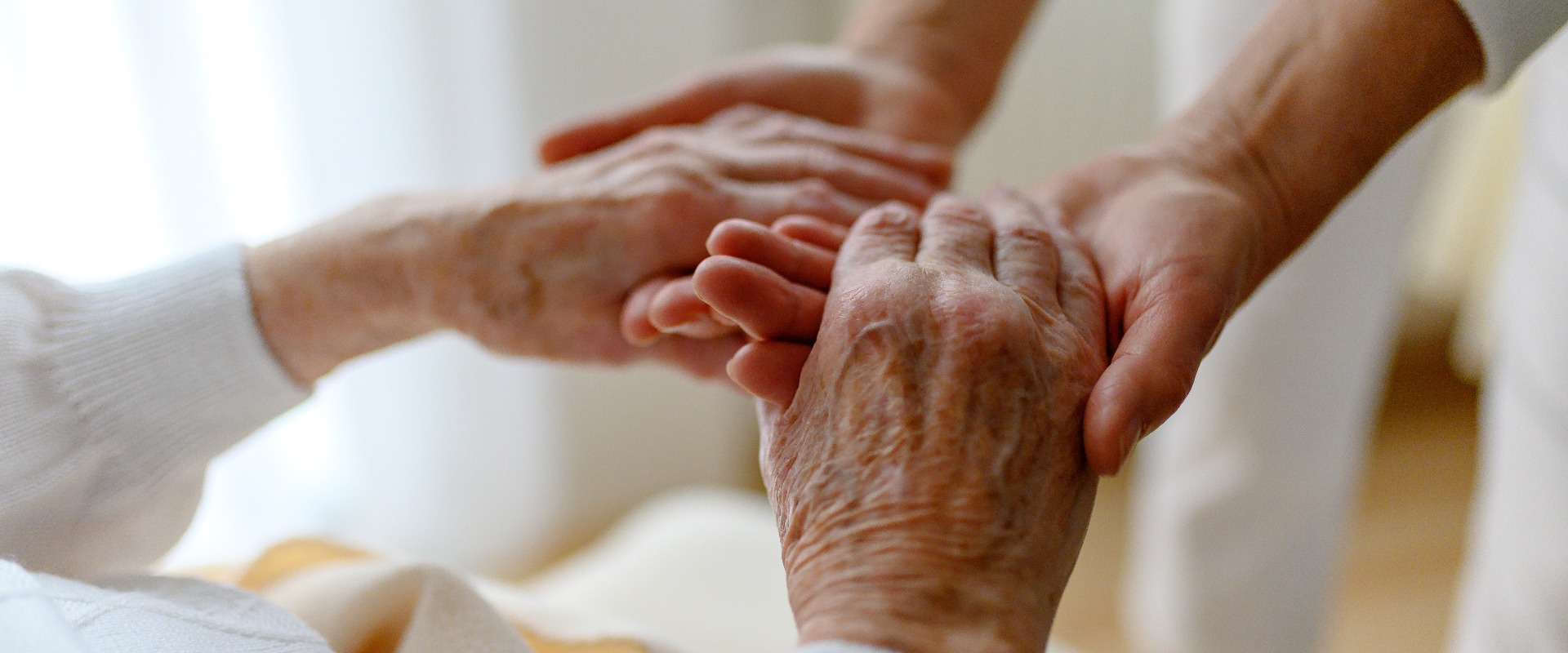 Rentnerin wird bei den Händen gehalten, Fürsorge im Alter